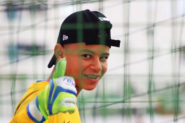 You can't get anything past him 意味　彼の目は誤魔化せない　意味