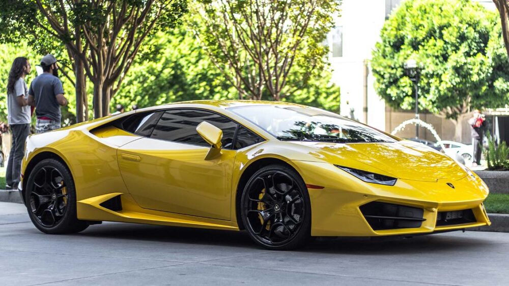 車を回してくる　英語　I'll go get the car.