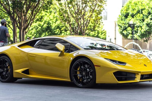 車を回してくる　英語　I'll go get the car.