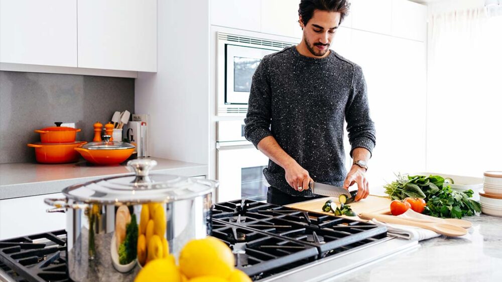 予備の話を温める　英語　have something on the back burner 意味