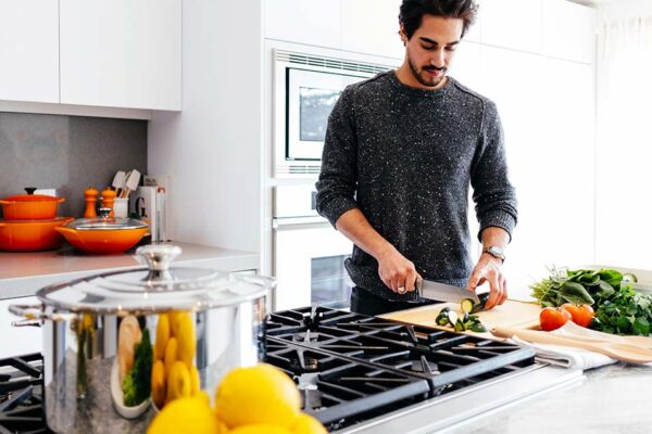 予備の話を温める　英語　have something on the back burner 意味