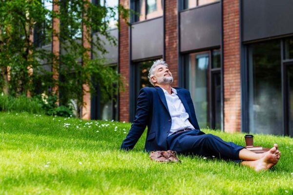 リラックス　空気を抜く　英語　unwind 意味