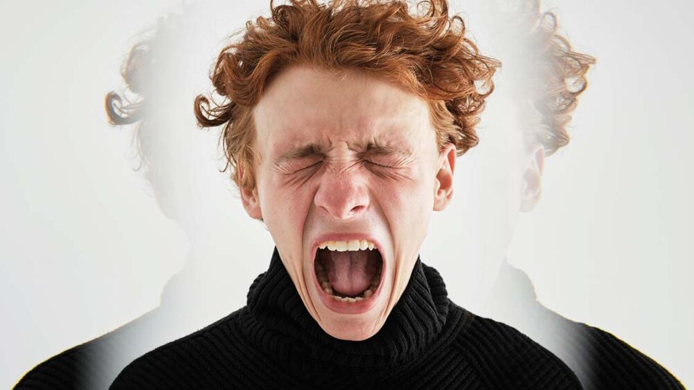 ブチギレる　キレる　英語 crash out 意味