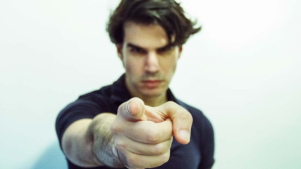 突っ込む　つっこむ　英語　call someone out 意味