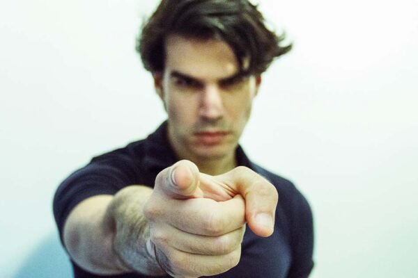 突っ込む　つっこむ　英語　call someone out 意味