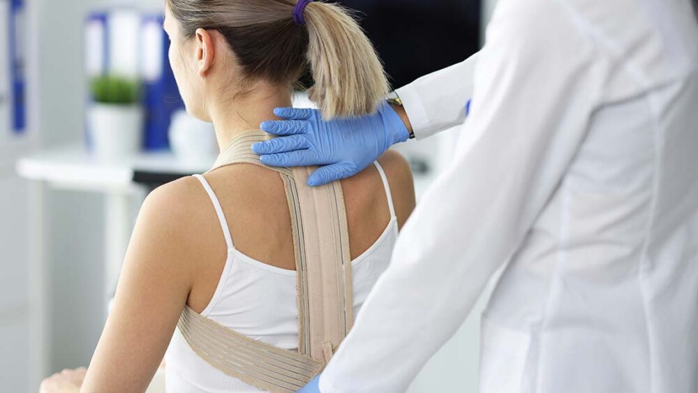 猫背　英語　slouch 意味