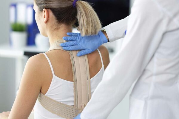 猫背　英語　slouch 意味