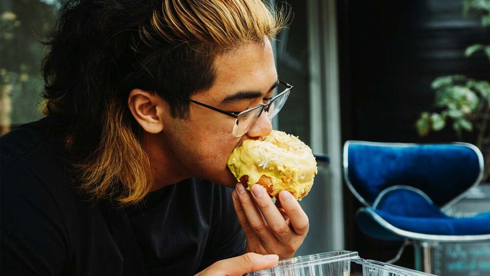 ストレスで暴食する　英語　stress-eat 意味