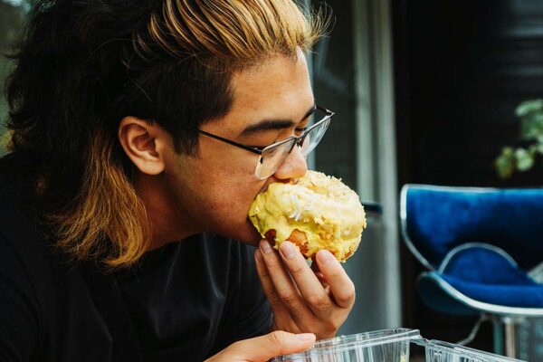 ストレスで暴食する　英語　stress-eat 意味