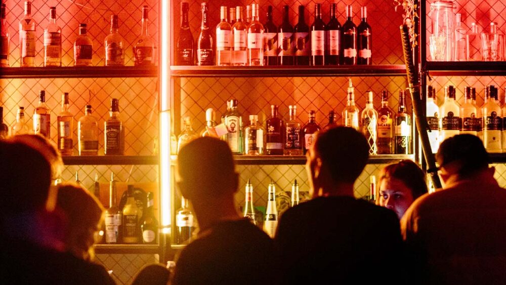 はしごする　はしご酒　英語　bar-hopping 意味