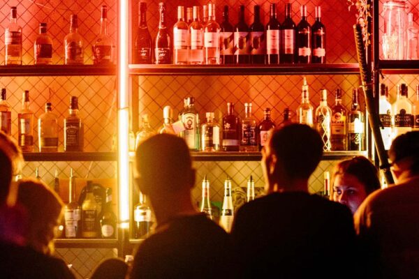 はしごする　はしご酒　英語　bar-hopping 意味