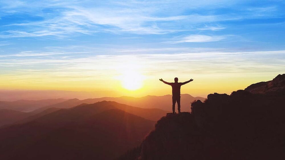 山を越えた　英語　over the hump 意味