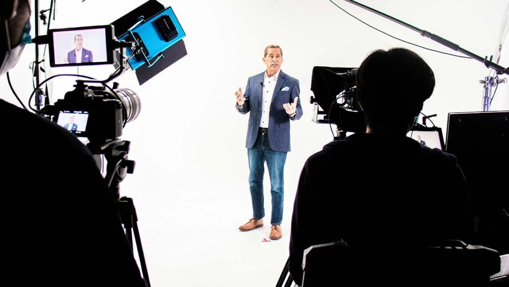 裏で動く　英語 behind the scenes 意味