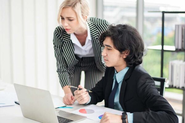 インターンする　英語　intern は動詞