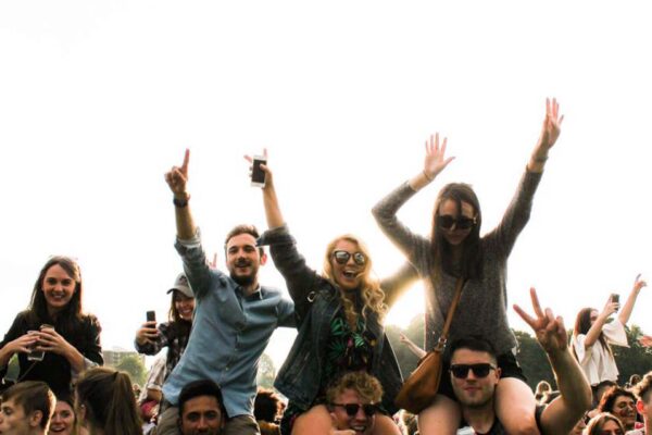 はしゃぎすぎた　英語　ハメを外す　英語　i partied too hard