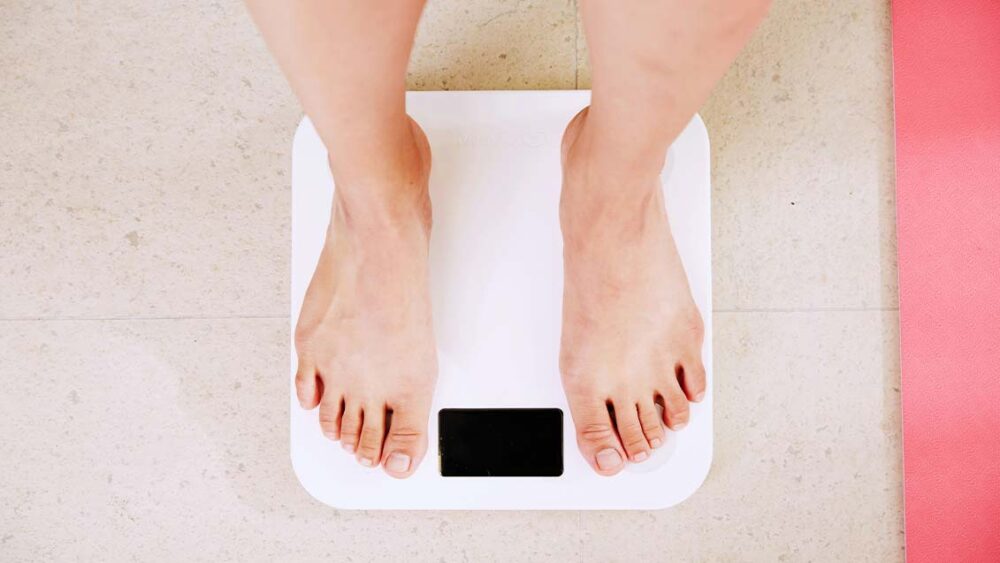 重さを量る　英語　weigh