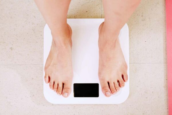 重さを量る　英語　weigh