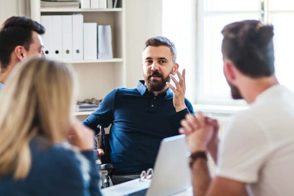 話題が出る　話に出る　英語　come up 意味