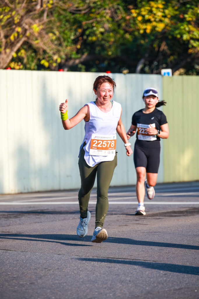 素人跑者 Lesley 靠精準飲食,用 135 分鐘就跑完人生首場 21K! 2 lesley 21k 1