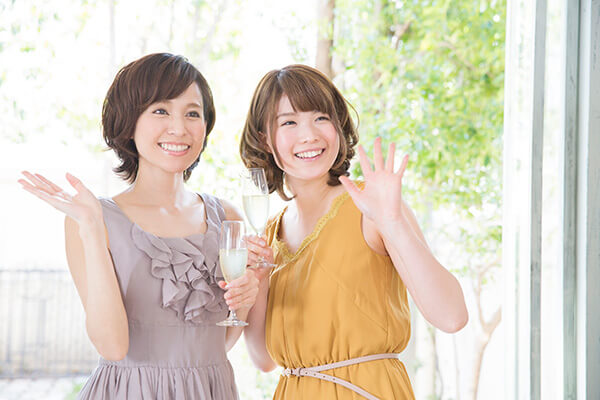 純白ドレスはヴィクトリア女王が起源？ 結婚式で迷う服装マナーを解説