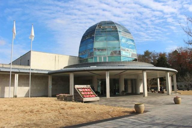 ドーム型の屋根が特徴の公園館