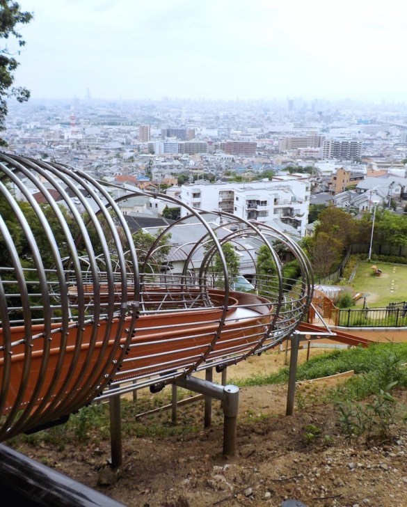 ローラー滑り台。続けて2本あります。