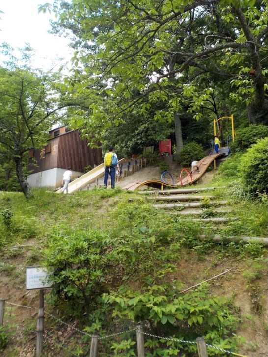 売店、石のすべり台と遊具