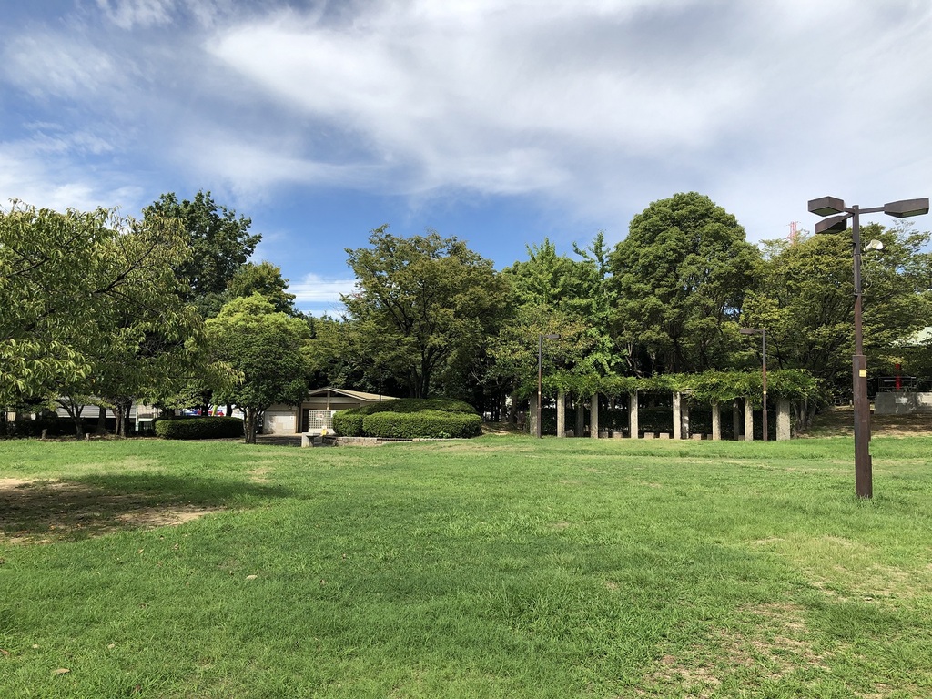 広々とした芝生広場(西園)