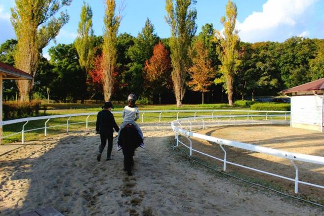 ポニー乗馬。ヘルメットも貸してもらえます。