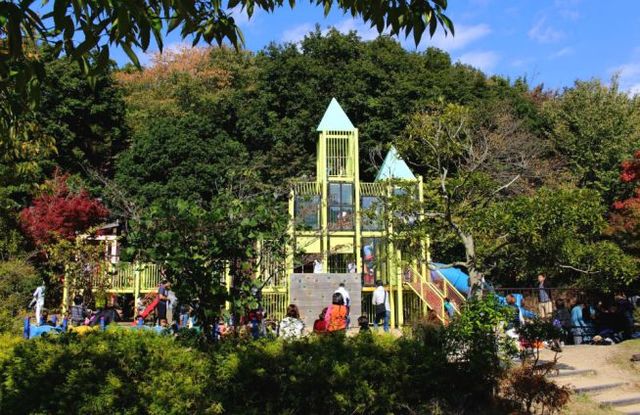 「花の谷」の複合遊具。左に「冒険の迷宮」の入り口があります。