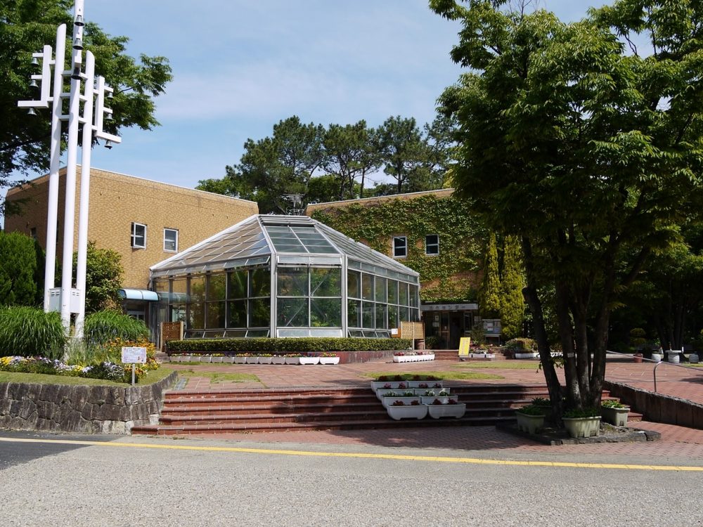 緑化センターには講習室や展示室、温室も