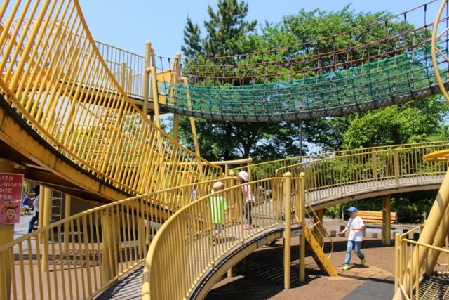 傾斜のついたスロープと吊り橋