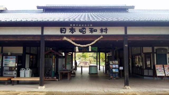 しめ飾りの入場門をくぐると、懐かしい里山がひろがります