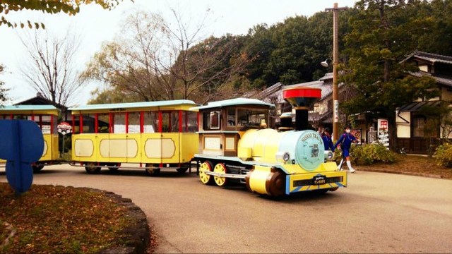 園内を約25分でぐるりと一周する里山バス