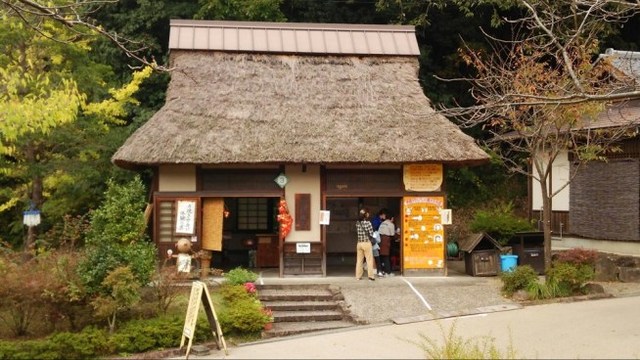 人気の手焼きせんべい体験工房 2~3分と手軽にできます