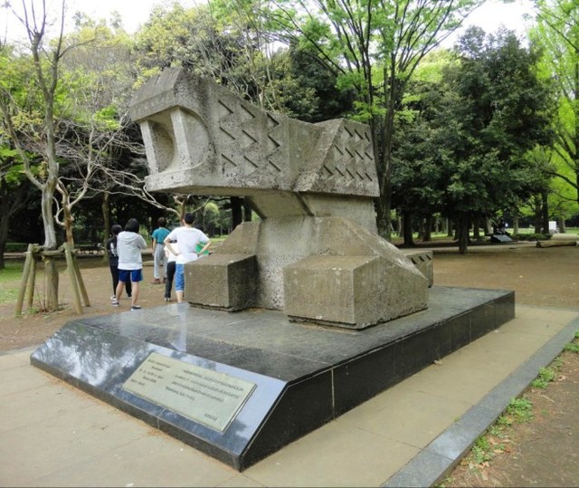 ケツアルコアトルの石像