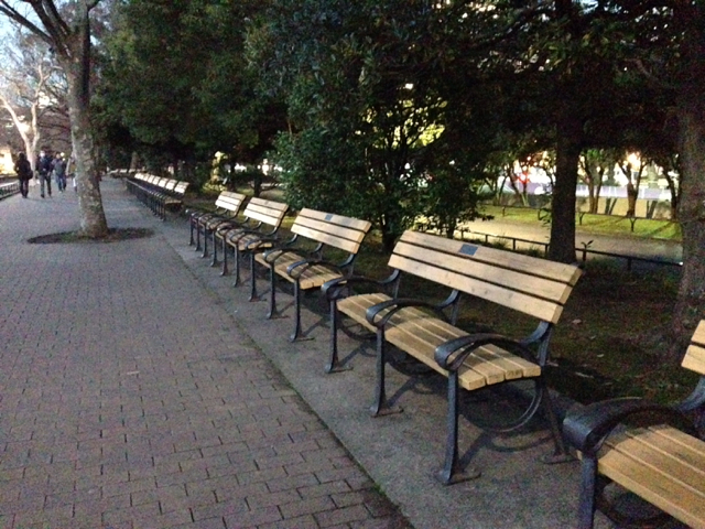 「思い出ベンチ」で寄付されたベンチがたくさん並んでいます。