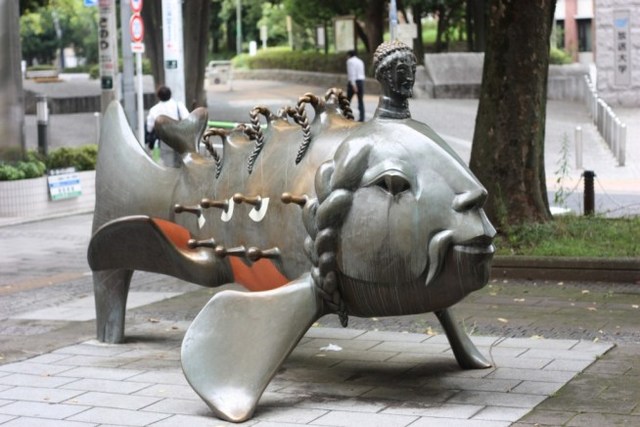 人面魚の上にさらに人の頭が載っているとう…