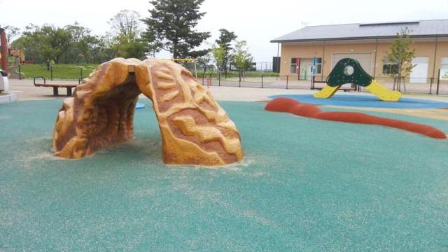 遊具の下はふかふかクッション材