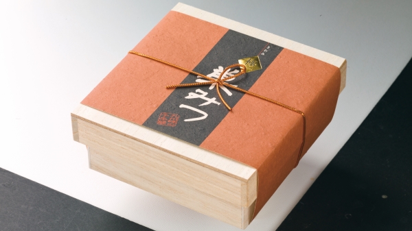 巣みつ（コムハニー）で栄養も美味しさも丸ごといただく。極上国産