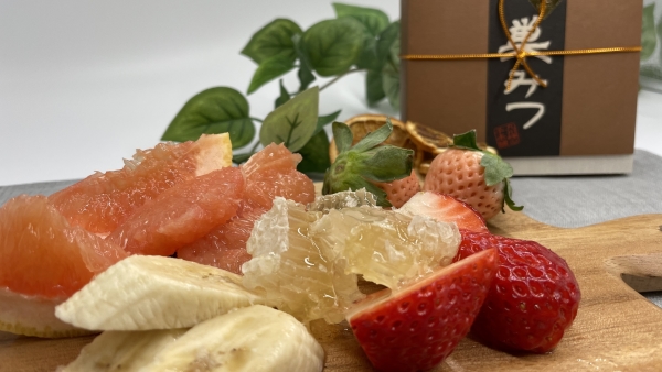 巣みつ（コムハニー）で栄養も美味しさも丸ごといただく。極上国産