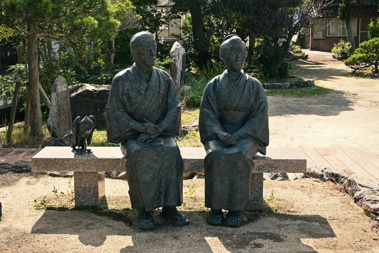 隠岐の島、海士町の八雲とセツの銅像