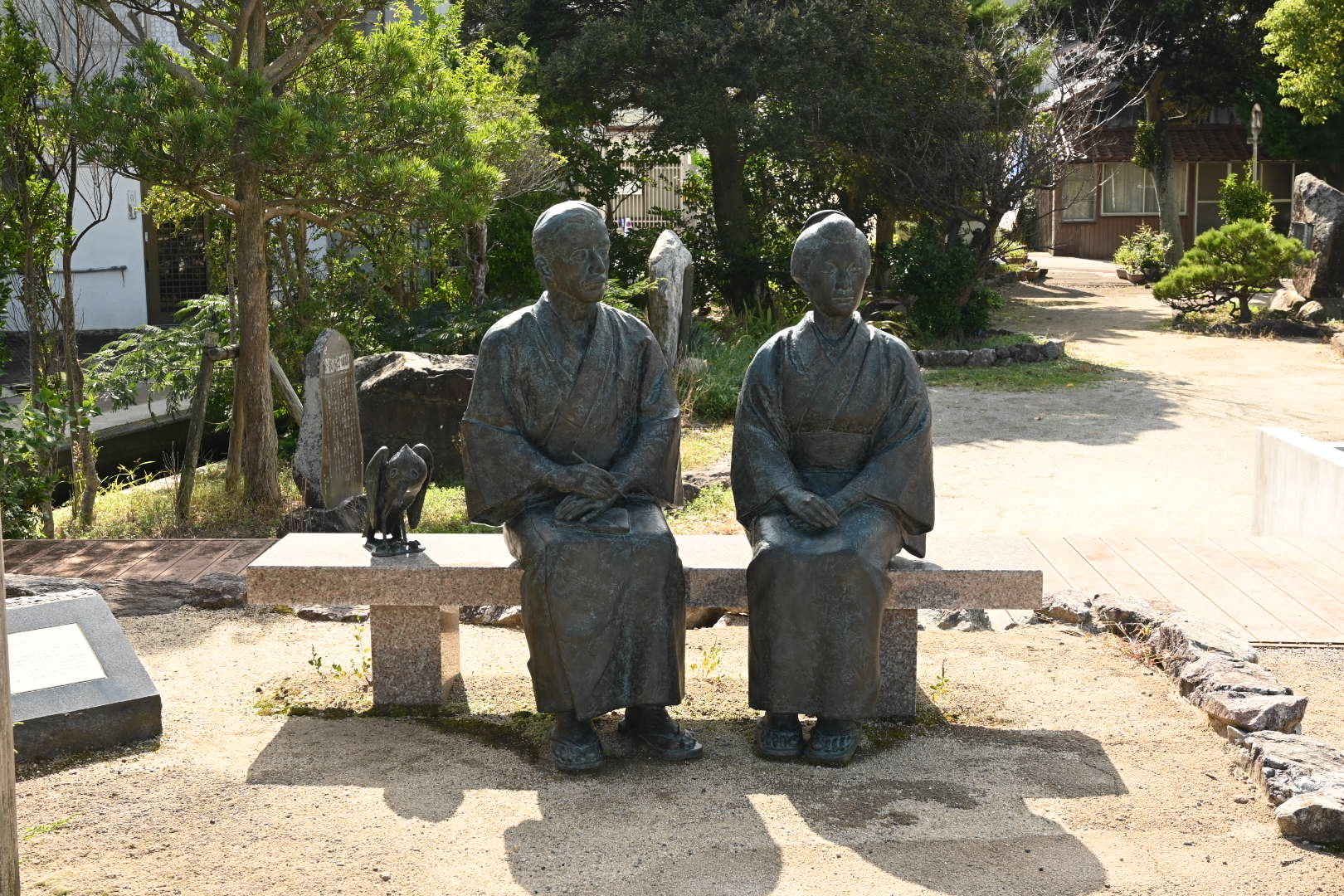 隠岐の島、海士町の八雲とセツの銅像
