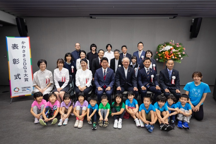 人, 屋内, 子供, グループ が含まれている画像 自動的に生成された説明