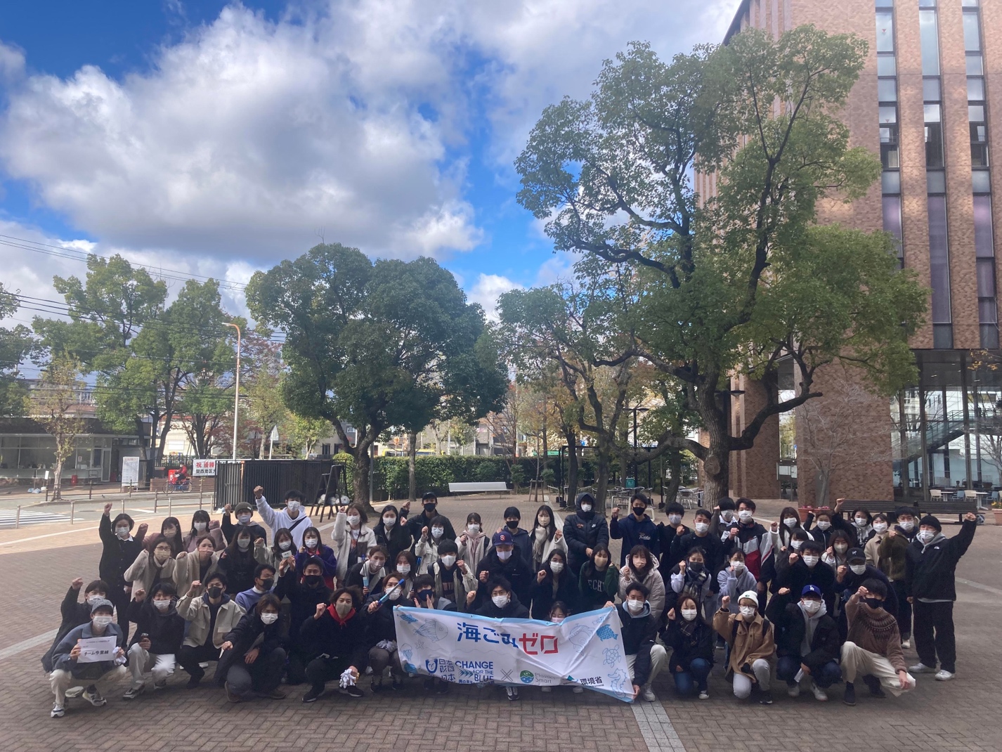 道路を走る群衆 自動的に生成された説明