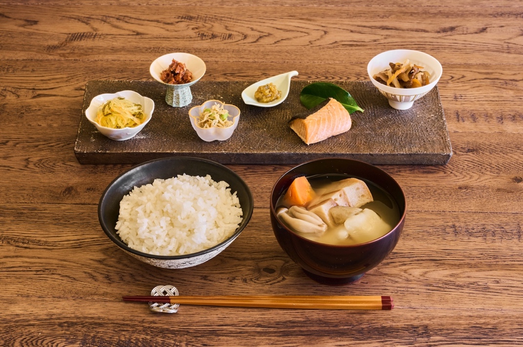 テーブルの上にあるいろんな食べ物 自動的に生成された説明