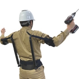 男, 雪, 衣類, 持つ が含まれている画像 自動的に生成された説明