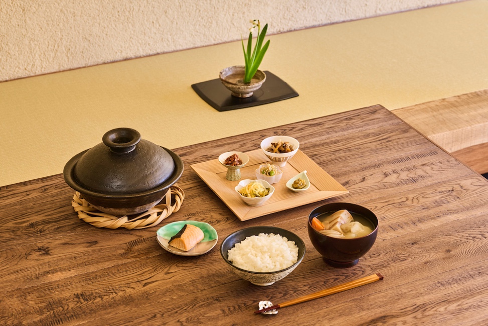 テーブル, 屋内, 木製, 座る が含まれている画像 自動的に生成された説明