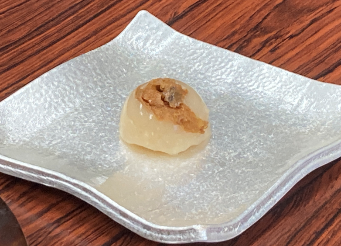 木製テーブルの上に置かれたデザート 中程度の精度で自動的に生成された説明