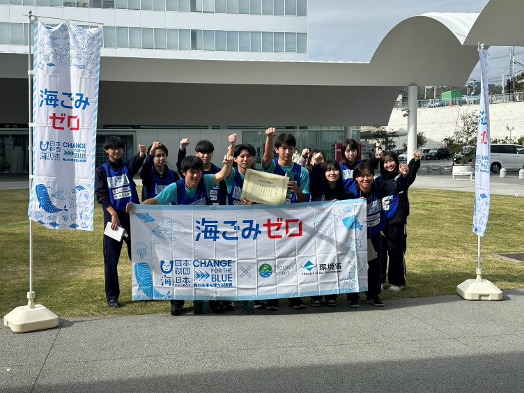建物, 草, 屋外, 道路 が含まれている画像